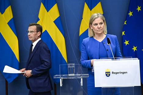 Ruotsin pääministeri Magdalena Andersson (oik.) ja oppositiossa istuvan maltillisen kokoomuksen puheenjohtaja Ulf Kristersson Nato-jäsenhakemusta käsitelleessä tiedotustilaisuudessa toukokuussa. 