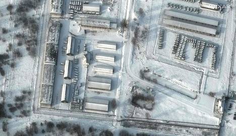 Maxar-satelliittiyhtiön kuvassa näkyy asevoimien kalustoa Venäjällä Brjanskin alueella 13 kilometrin päässä Ukrainan rajasta.