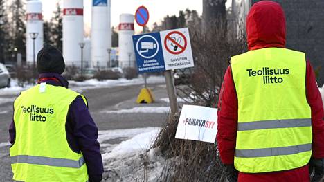 Teollisuusliiton lakkovahteja piikiekkovalmistaja Okmeticin tehtaan portilla Vantaalla 11. maaliskuuta. 