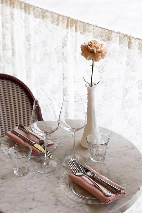 Lace curtains, marble tables and pink coloring dominate the décor.