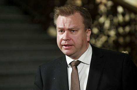 Puolustusministeri Antti Kaikkonen (kesk) 