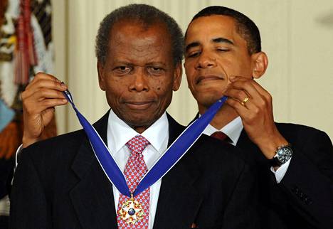Näyttelijä Sidney Poitier sai elokuussa 2009 Presidential Medal of Freedom -kunnianosoituksen Yhdysvaltain presidentiltä Barack Obamalta.