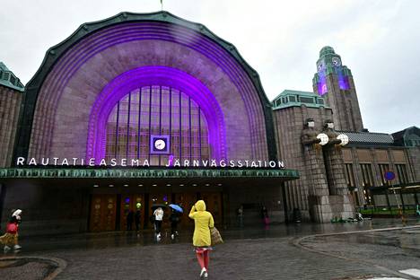Helsingin päärautatieasema ja sen kellotorni loistivat keskiviikkoiltana violetin värisenä.