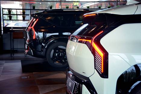 All future electric Kias will look similar. In the picture, the rear of the EV3 in front and the rear of the EV9, which uses a similar design language, in the back.