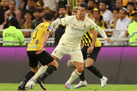 Cristiano Ronaldo oli Al-Ittihadin pelaajien tiukassa vartioinnissa.