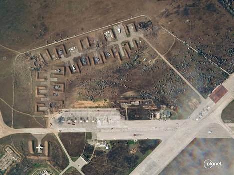 Satelliittikuvassa näkyy Sakin lentotuki­kohdan tuhoja 10. elokuuta.