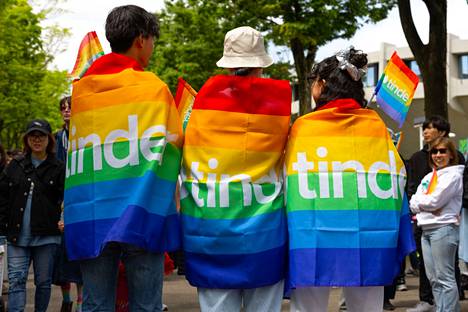 Deittipalvelu Tinderin emoyhtiö Match Group kertoo vetäytyvänsä Venäjältä kesäkuun loppuun mennessä. Kuvassa Tinderin edustajia Tokion Pride-tapahtumassa huhtikuussa.