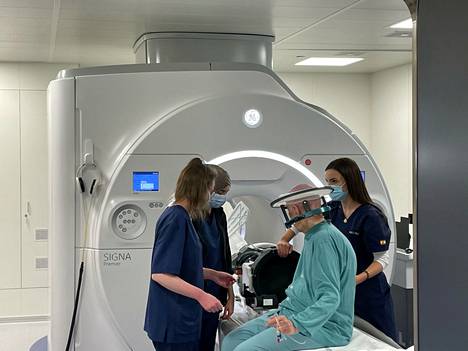 Turun yliopistollinen keskussairaala on aloittanut aivojen korkeaenergiset ultraäänihoidot. Hoidon vaikutuksen kerrotaan kestävän yleensä potilaan loppuelämän ajan.