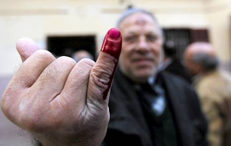Egyptin perustuslaista äänestäneiden pikkusormi merkitään punaisella värillä.