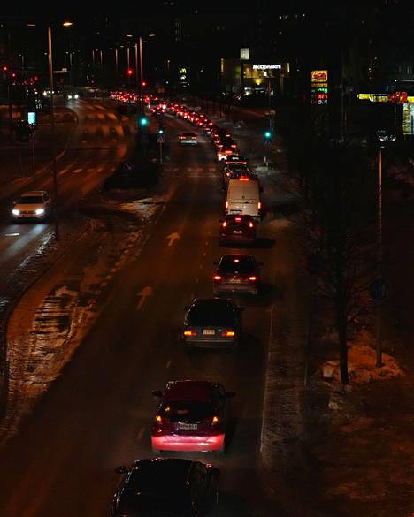 Eastbound traffic on Teollisuuskatu in Vallila from 7:30.