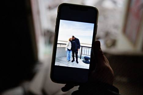 Анастасия показывает в телефоне фото своих родителей. Фото: Оути Пюхяранта / HS
