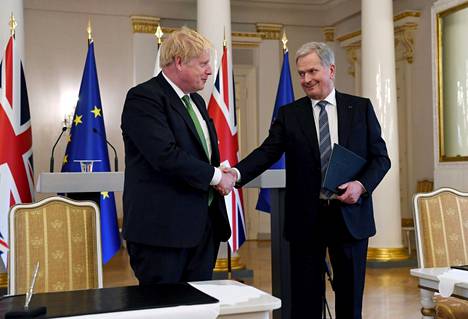 Britannian pääministeri Boris Johnson vierailee keskiviikkona Suomessa. Lähtiessään Stanstedin lentokentältä hän esitteli kuvaajille salaisten asiakirjojen kuljetukseen tarkoitettua virkasalkkuaan.