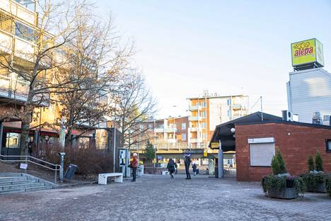 Malminkartano tunnetaan ennen kaikkea siitä, että siellä on rautatieasema. Aseman seudulla on erilaisia liikkeitä ja baareja.