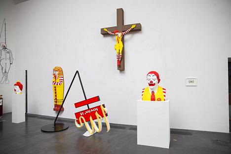 Kuvataiteilija Jani Leinosen McJesus-teoksessa kuvataan McDonald’s-pikaruokayrityksen symbolia Ronald McDonald -klovnihahmoa ristiinnaulittuna. Teos oli esillä Kiasmassa vuonna 2015 muiden McDonald’s-aiheisten teosten kanssa.