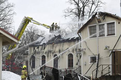 Pelastuslaitos sammuttamassa Perkkaan kappelin tulipaloa Espoon Leppävaarassa torstaiaamuna.