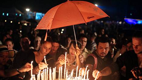 Ihmiset jättivät kynttilöitä muistoalttarille tsunamin uhrien muistotilaisuudessa vuonna 2014.