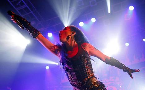 Arch Enemyn laulaja Alissa White-Gluz on yksi Tuskan kolmesta naisesiintyjästä.