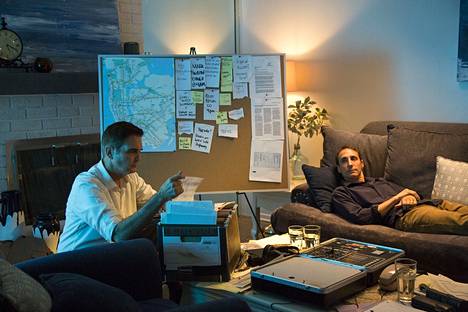 Avausjakson dramatisoidussa osuudessa kidnapatun liikemiehen poikaa Mark Weinsteinia (oik.) esittää Don DiPaolo ja rikosetsivä George Dukea Kent Parajon.