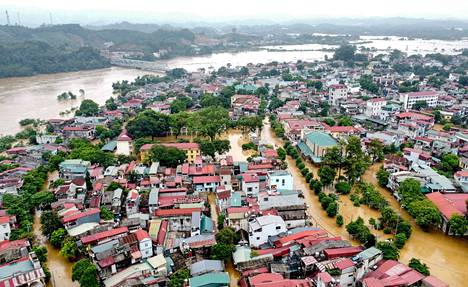 The river also overflowed its banks in the streets of Yên Bá in North Vietnam, about 150 kilometers from Hanoi.