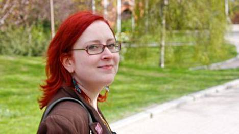 Kirja-arvostelu | Viehättävän epäajanmukainen Susanna Taivalsalmi kirjoittaa tyttörunoutta ja romantiikkaa, vanhalla painolastilla