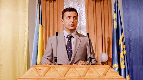 Volodymyr Zelenskyi presidenttinä Kansan palvelija (Sluha Narodu) -komediasarjassaan. Sarjaa tehtiin vuosina 2015-2019. 