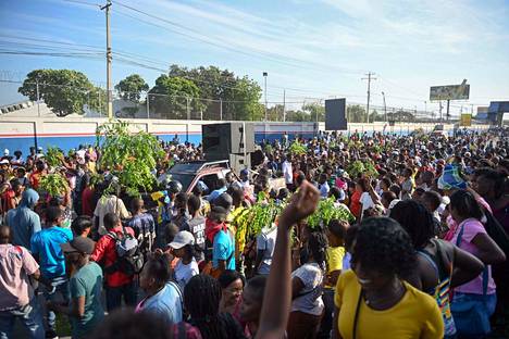 Vaatetehtaan työntekijät vaativat palkankorotuksia Haitin pääkaupungissa Port-au-Princessa tiistaina 9. toukokuuta.