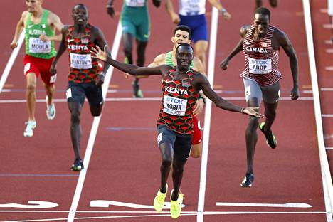Emmanuel Kipkurui Korir ylittää ensimmäisenä maaliviivan 800 metrin finaalissa. 