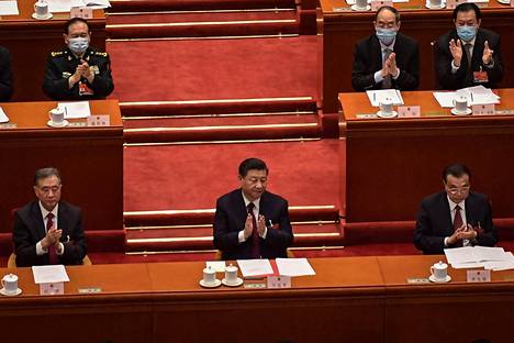 Kiinan presidentti Xi Jinping taputtaa parlamentin istunnon päätteeksi torstaina.