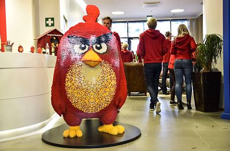 Angry Birds -hahmo ja työntekijöitä Rovion pääkonttorilla Espoossa syyskuussa 2017.