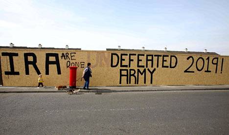 IRA:ta voittamattomaksi (undefeated) ylistävää graffititekstiä oli muokattu Pohjois-Irlannin Londonderryssä eli Derryssä 20. huhtikuuta kaksi päivää toimittajan ampumisen jälkeen. Seinässä luki nyt ”IRA on mennyttä” ja ”lyöty armeija”.