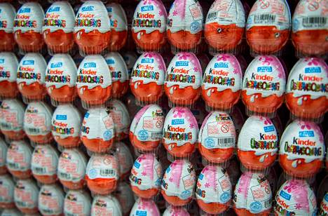 Kinder-munia epäillään salmonellatartuntojen lähteeksi, mutta tuotteita valmistava Ferrero kertoo, että mistään testierästä ei ole löydetty salmonellaa.