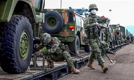 Kiinalainen sotilasajoneuvosaattue saapui Sergejevskin harjoitusalueelle Primoskii Kraissa Venäjän kaukoidässä maanantaina. Kuvakaappaus Venäjän puolustusministeriön videolta.