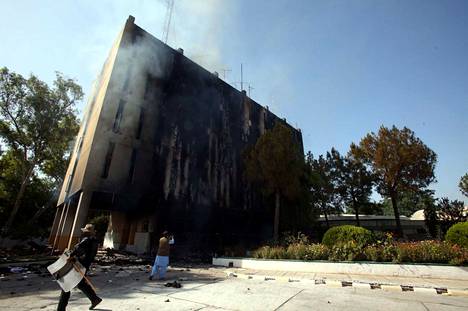 Mielenosoittajat sytyttivät Radio Pakistanin rakennuksen tuleen Peshawarissa.