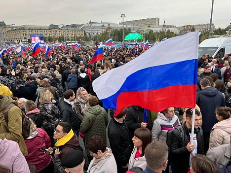 Konsertissa esiintyi venäläisiä artisteja ja juontajat nostattivat esitysten välissä isänmaallista tunnelmaa, mutta yleisöstä moni sanoi odottavansa presidentti Vladimir Putinin esiintymistä.