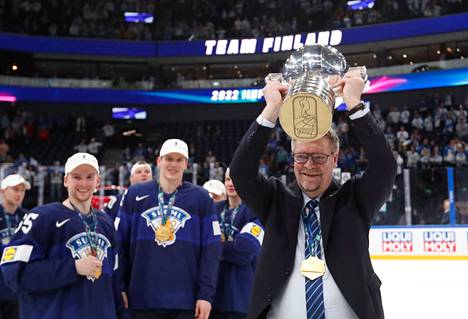 Head coach Jukka Jalonen was able to lift the World Cup trophy last spring in Tampere.  The goal is to renew the championship.