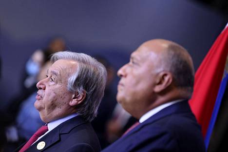 YK:n pääsihteeri António Guterres COP27-ilmastokokouksessa Egyptin Sharm el-Sheikhissä torstaina. Oikealla Egyptin ulkoministeri Sameh Shoukry.