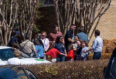 Koulun oppilaat ja näiden vanhemmat kokoontuivat maanantaina paikalliseen kirkkoon ammuskelun jälkeen.