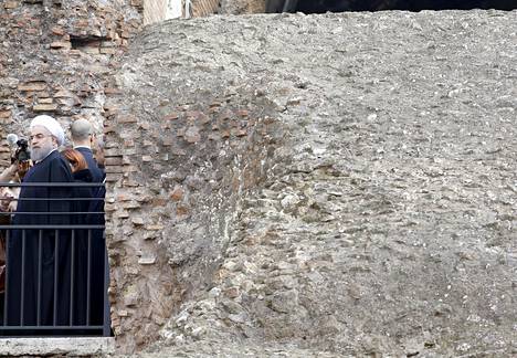 Iranin presidentti Hassan Ruhani vierailullaan Roomassa keskiviikkona.