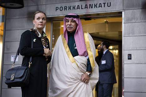 Suomen Saudi-Arabian-suurlähettiläs Anu-Eerika Viljanen ja Saudi-Arabian kauppaministeri Majid al-Kassabi lähdössä Business Finlandin tiloista Helsingin Ruoholahdessa torstaina.