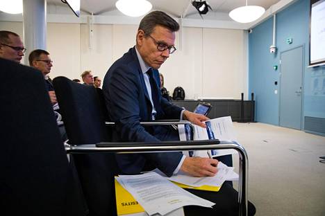 Ylijohtaja Mikko Spolander valmistautui alustukseensa valtiovarainministeriön tekemän Suomen virallisen talousennusteen julkaisutilaisuudessa maanantaina.