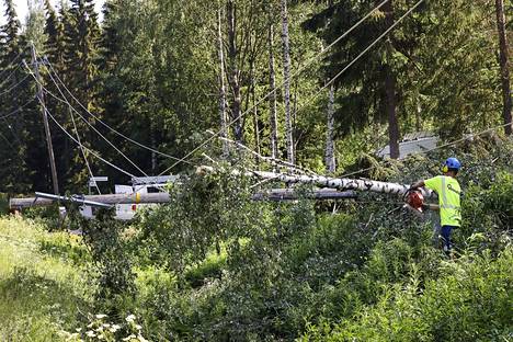 Sähköverkkoyhtiö Voimatel jakeluverkkoasentajat raivasivat tiistaina myrskytuulen kaatoja Vuorisalossa Kuopion Vehmersalmella.
