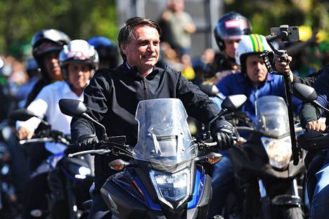 Brasilian presidentti Jair Bolsonaro ajoi itsenäisyyspäivän moottoripyöräkulkueessa Rio de Janeirossa keskiviikkona.