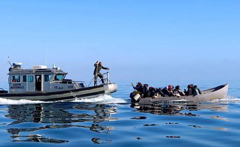 Tunisian rannikkovartiosto yritti pysäyttää Italiaan pyrkinyttä venettä 27. huhtikuuta.