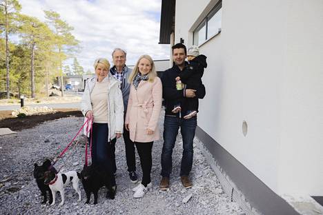 Päivi Ekman (vas.), Timo Ekman, Tuuli Ekman, Janne Hurme ja Eemil Hurme asuvat tulevaisuudessa saman kadun varrella. Arkea ilostuttavat myös koirat Mei, Mickan ja Bami.
