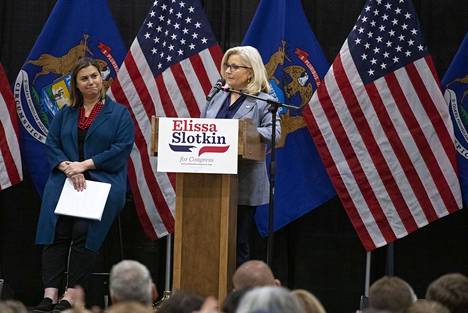 Republikaanipuolueen kongressiedustaja Liz Cheney kampanjoi demokraatti Elissa Slotkinin puolesta vaalitilaisuudessa Michiganin osavaltion East Lansingissä tiistaina.