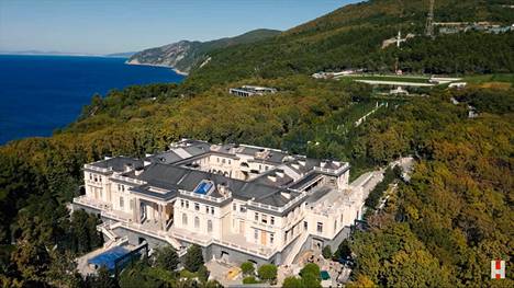 Mustanmeren rannalla sijaitsevan palatsin päärakennuksen pinta-ala on dokumentin mukaan peräti 17 691 neliömetriä.