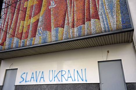 Slava Ukraini -iskulause (suomeksi kunnia Ukrainalle) oli spreijattuna Venäjän tiede- ja kulttuurikeskuksen seinään Helsingissä 9. toukokuuta 2022.