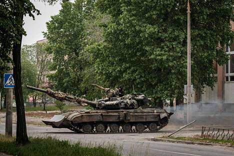 Ukrainalainen panssarivaunu Severodonetskin kadulla 18. toukokuuta.