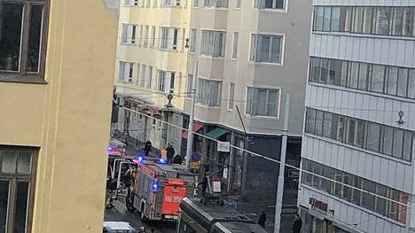 Tulipalot | Huoneistopalon sammutustyöt häiritsevät joukko­liikennettä Helsingin Kalliossa