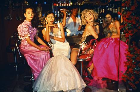 Goldinin lämpöä hehkuvat lämpöä kuvattaviaan kohtaan. – Fashion show at Second Tip, Toon, C, So and Yogo, Bangkok (1992), kokonaisuudesta The Other Side (1992–2021).